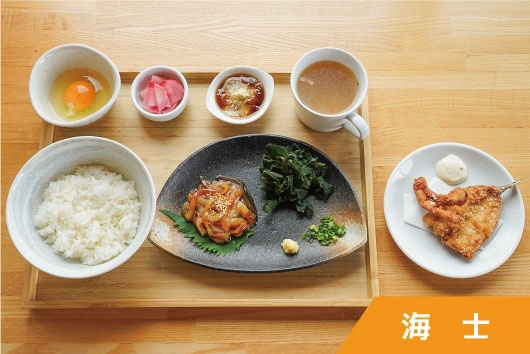 寒シマメイカ漬け丼と揚げ物ランチ